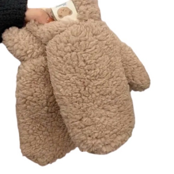 Accessories - 5/25$ ✨ Cozy Tan Plush Mittens 🤍🧸